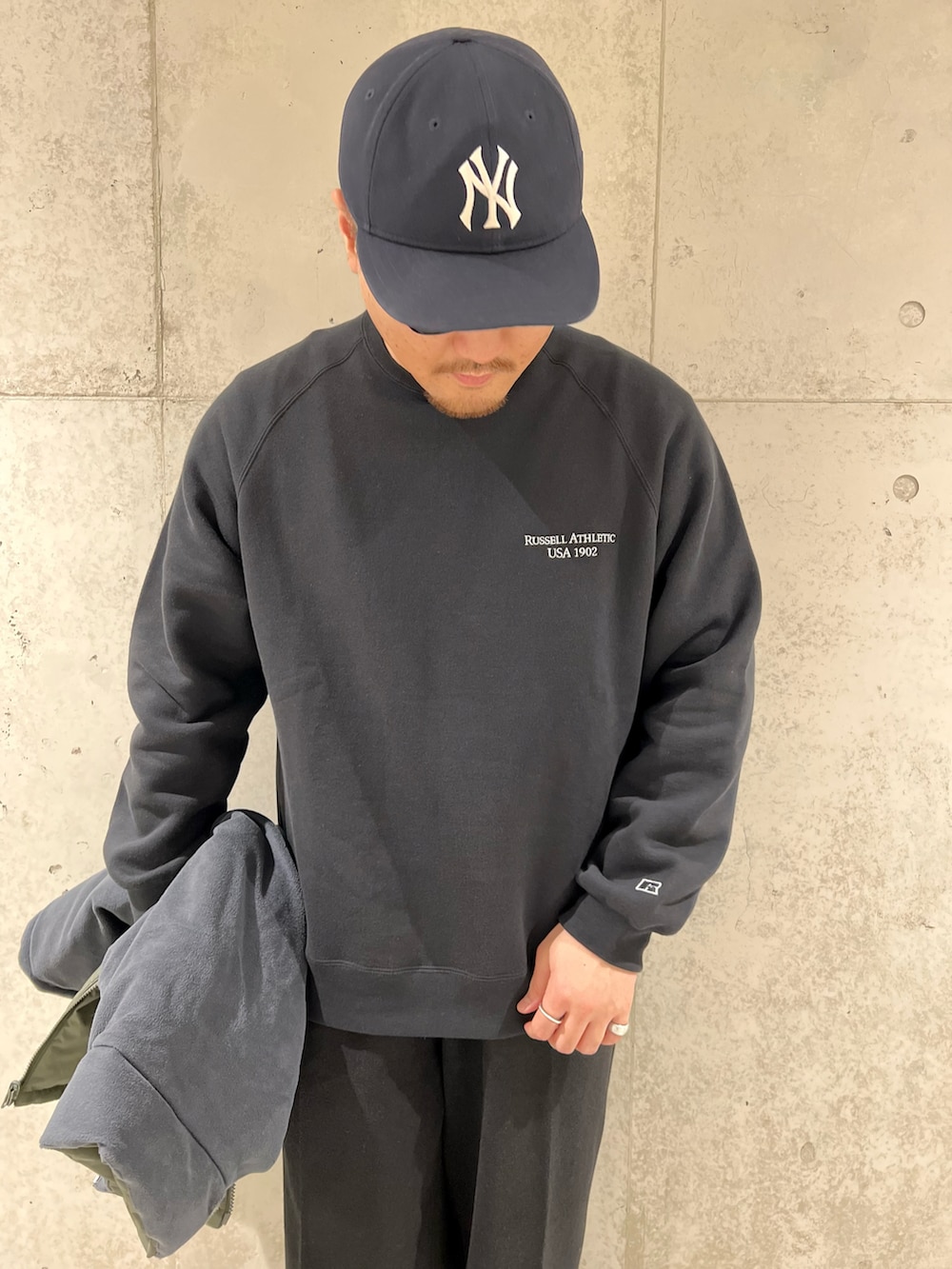 グリーン系のダウンベスト、ブラック系のその他パンツ、ブラック系のスウェットを着用したメンズの秋コーディネートの3枚目の写真