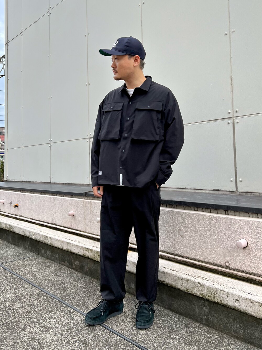 グリーン系のMA-1、ブラック系のシャツ/ブラウス、ブラック系のその他パンツを着用したメンズの冬コーディネートの4枚目の写真