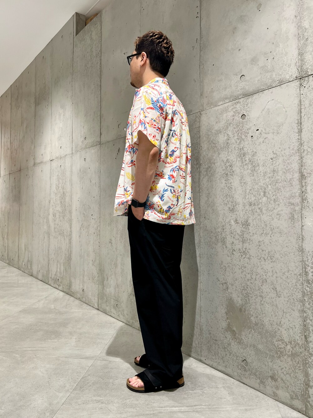 ブラック系のその他パンツ、ホワイト系のタンクトップ、ホワイト系のシャツ/ブラウスを着用したメンズの夏コーディネートの2枚目の写真