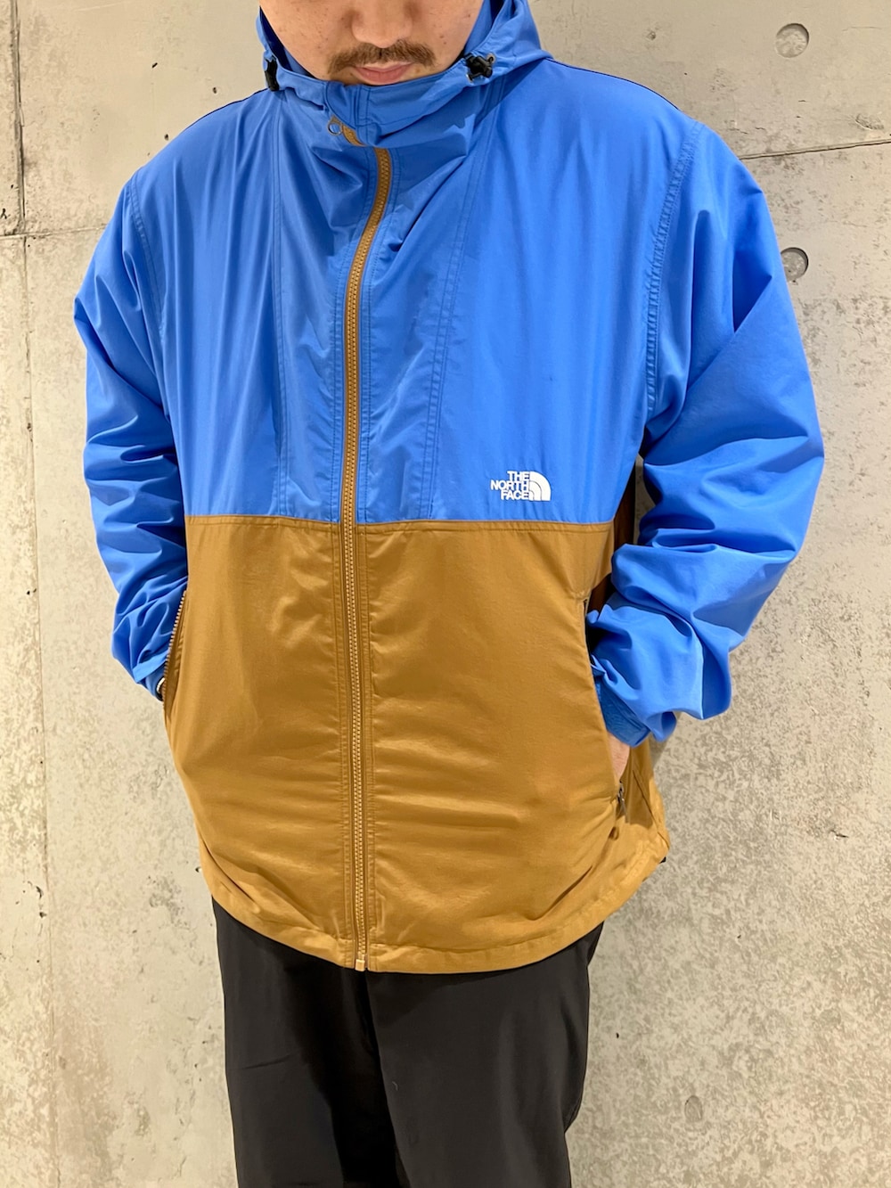 ホワイト系のTシャツ/カットソー、ブラック系のスニーカー、ブラック系のその他パンツを着用したメンズの春コーディネートの2枚目の写真