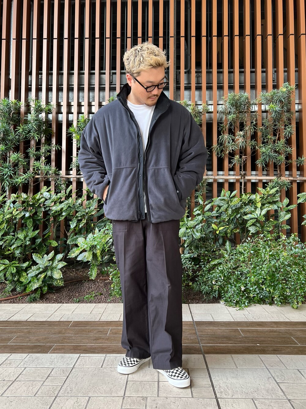 ブラック系のその他パンツ、ブラック系のスニーカー、ホワイト系のTシャツ/カットソーを着用したメンズの秋コーディネートの2枚目の写真