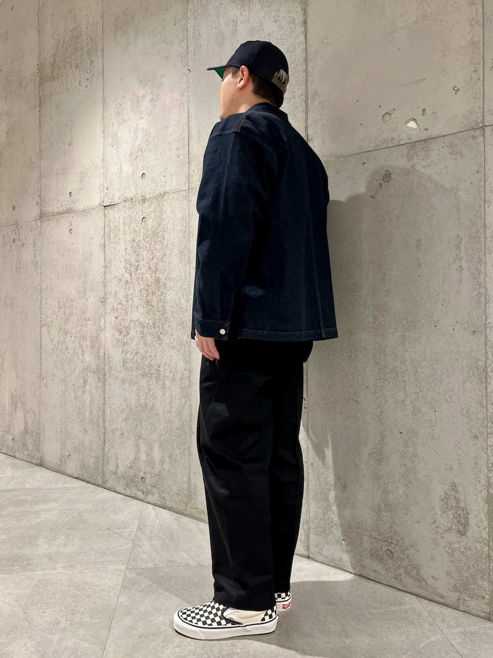 ブルー系のデニムジャケット、その他のスニーカー、ブラック系のチノパンツを着用したメンズの冬コーディネートの3枚目の写真