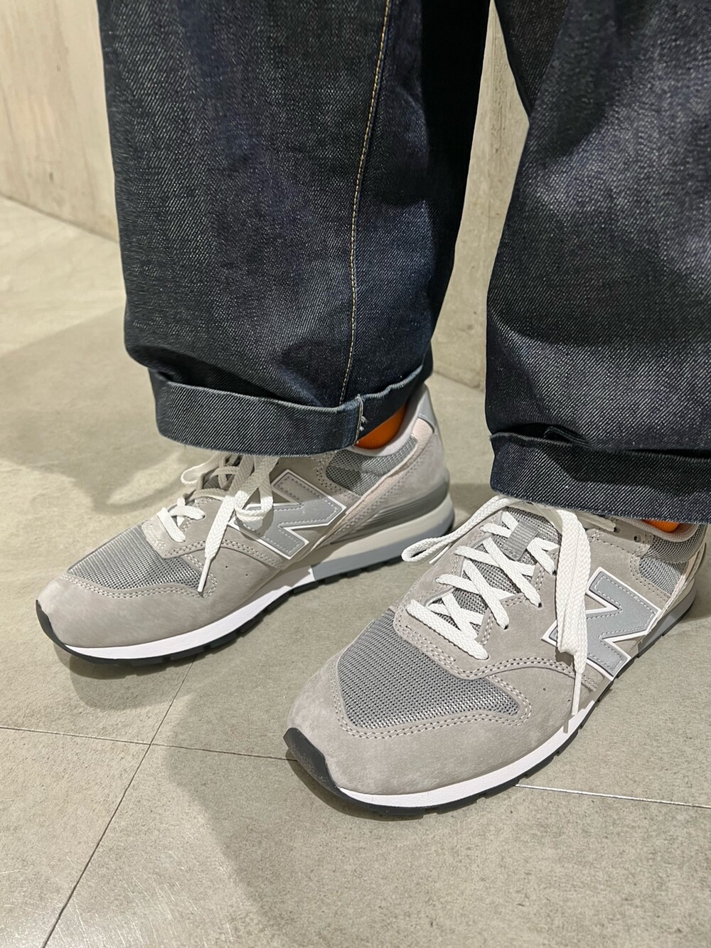 グレー系のTシャツ/カットソー、ブラック系のバックパック/リュック、グレー系のスニーカーを着用したメンズの春コーディネートの4枚目の写真