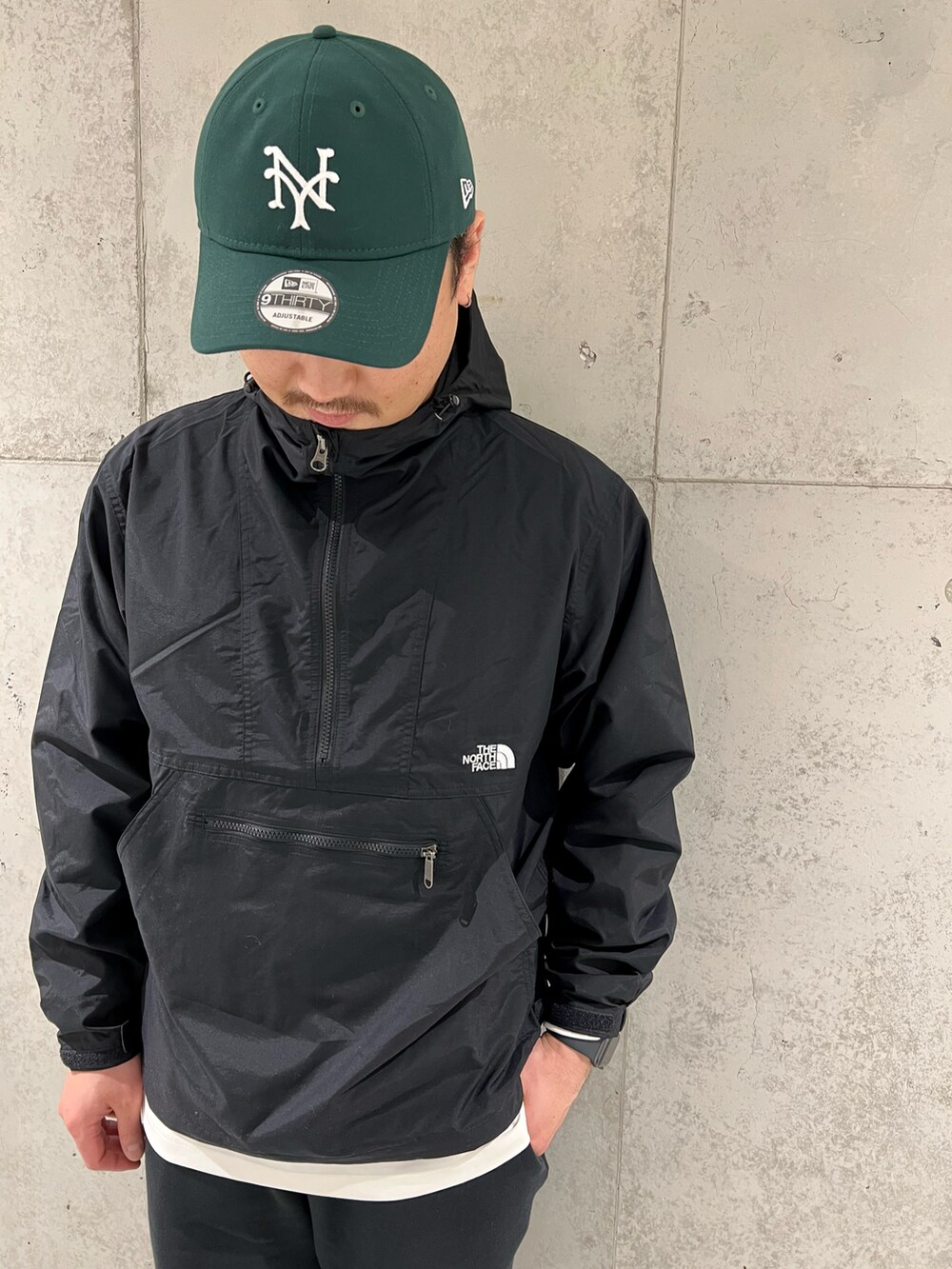 ブラック系のスウェットパンツ、ブラック系のバックパック/リュック、ブラック系のスニーカーを着用したメンズの春コーディネートの2枚目の写真