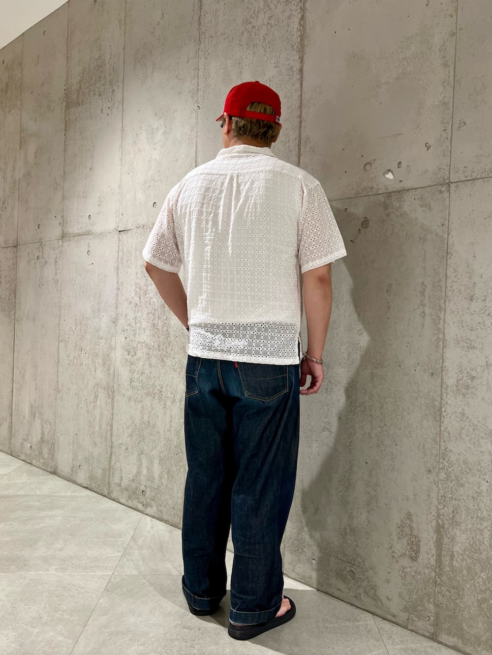 ホワイト系のシャツ/ブラウス、ブルー系のデニムパンツ、ブラック系のサンダルを着用したメンズの夏コーディネートの4枚目の写真