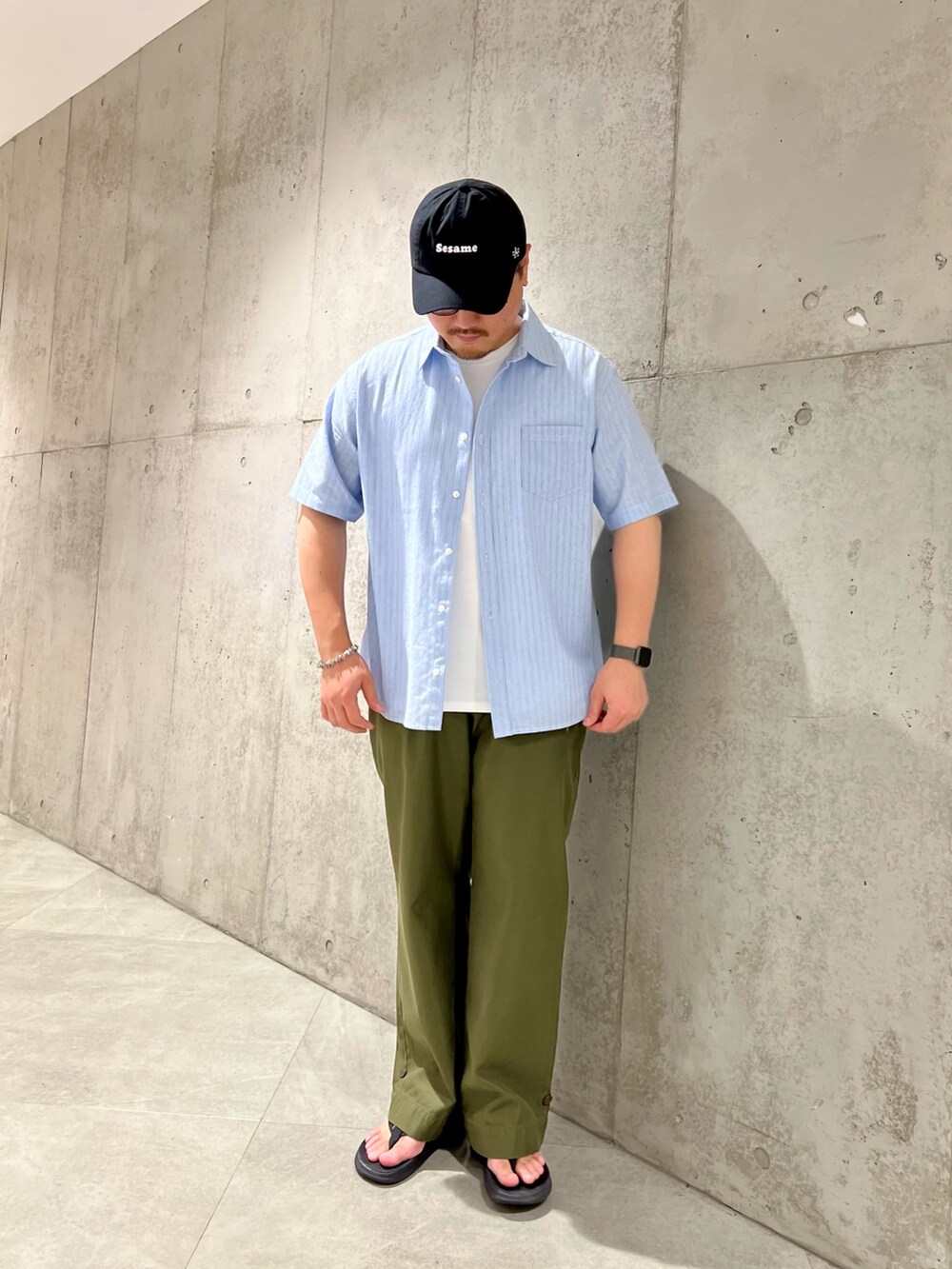 その他のシャツ/ブラウス、ホワイト系のタンクトップ、グリーン系のパンツを着用したメンズの夏コーディネートの2枚目の写真