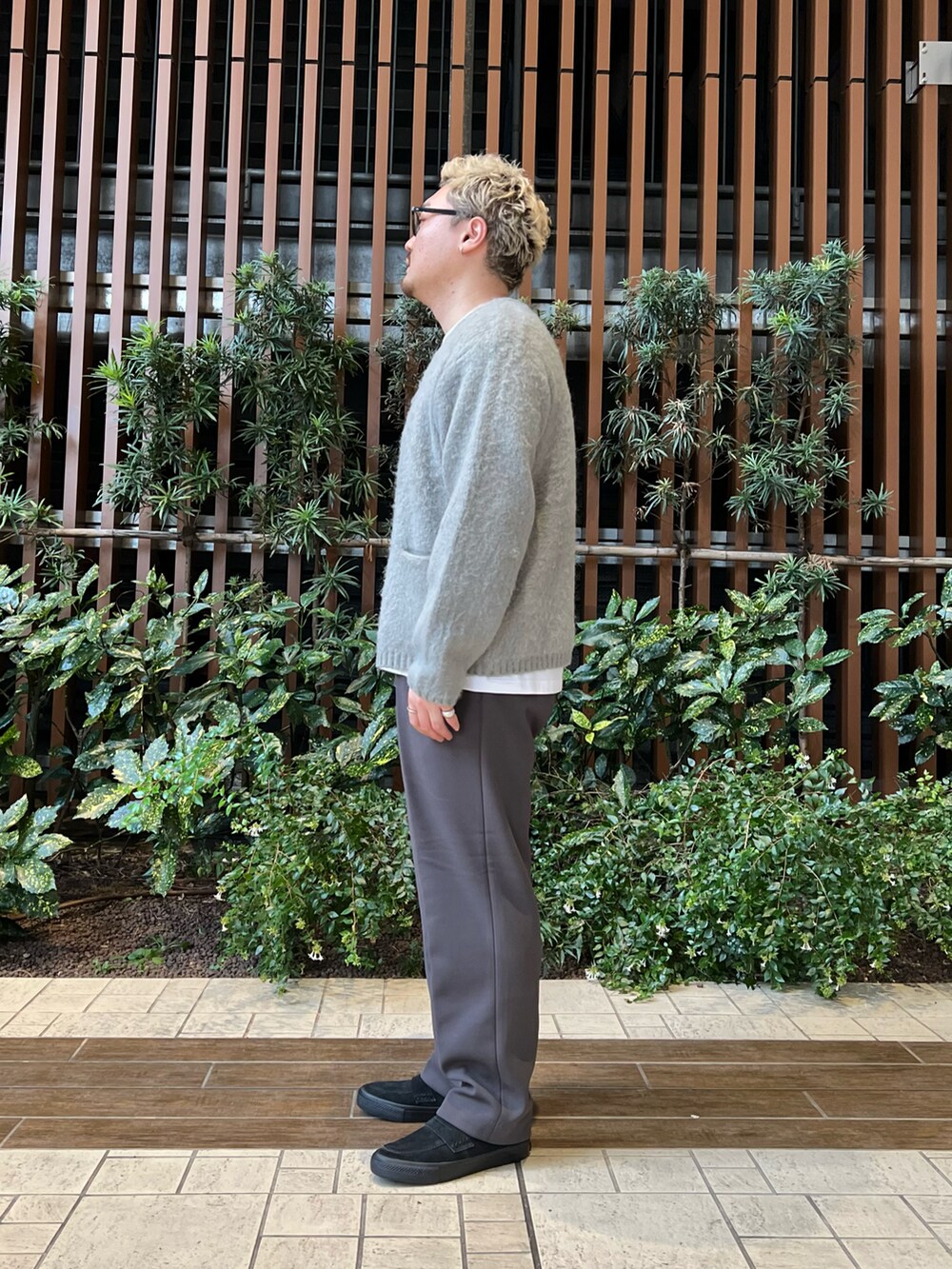 ブラック系のスニーカー、グレー系のその他パンツ、グレー系のカーディガン/ボレロを着用したメンズの秋コーディネートの2枚目の写真