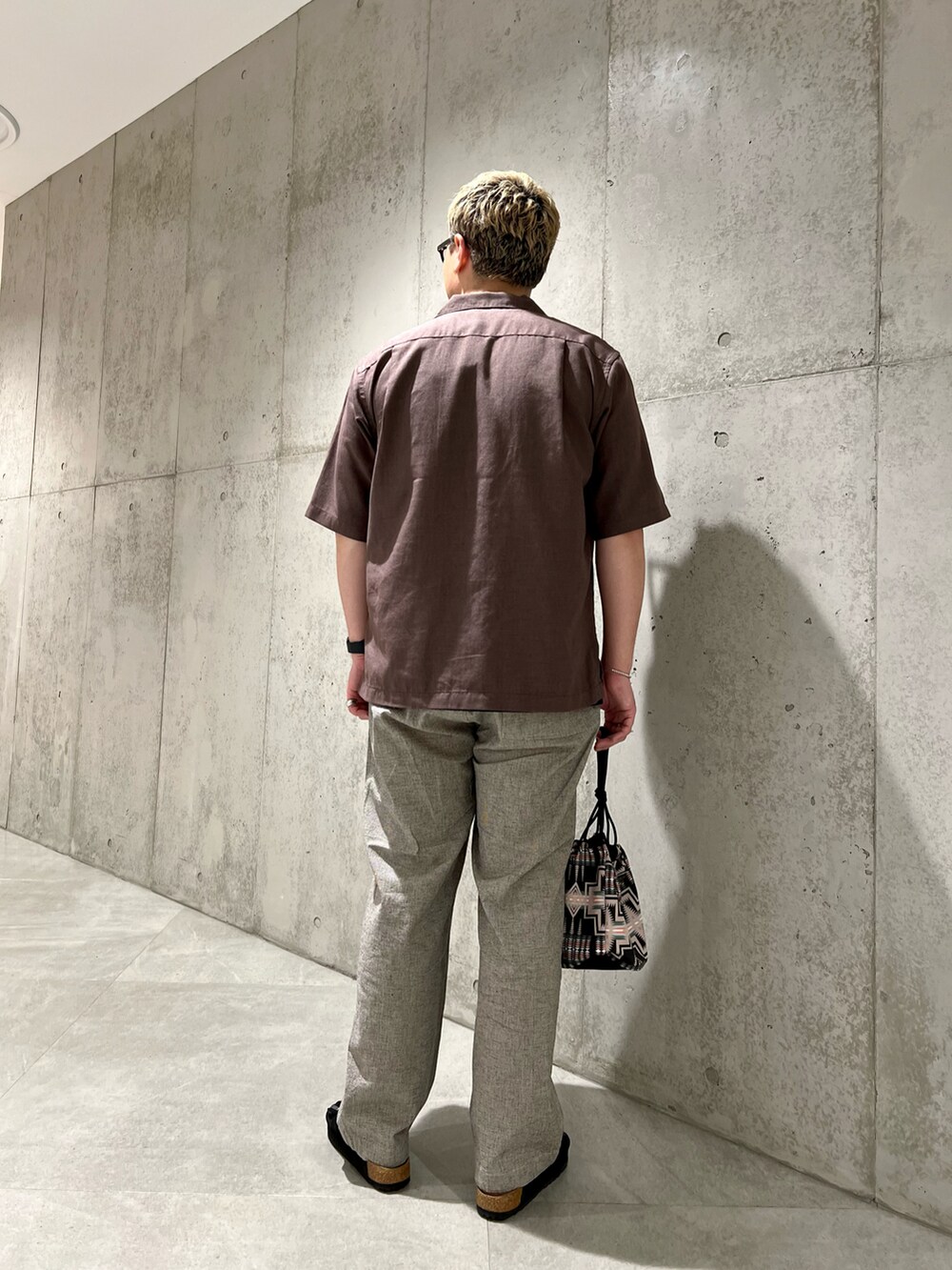 ブラウン系のシャツ/ブラウス、ブラック系のTシャツ/カットソー、ホワイト系のその他パンツを着用したメンズの春コーディネートの4枚目の写真