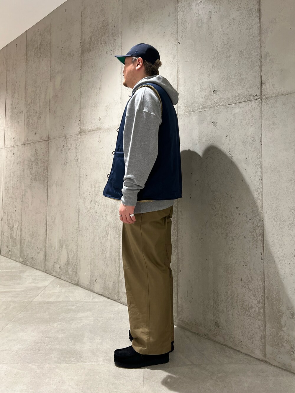 ブルー系のその他アウター、グリーン系のその他パンツ、ブラック系のブーツを着用したメンズの秋コーディネートの2枚目の写真