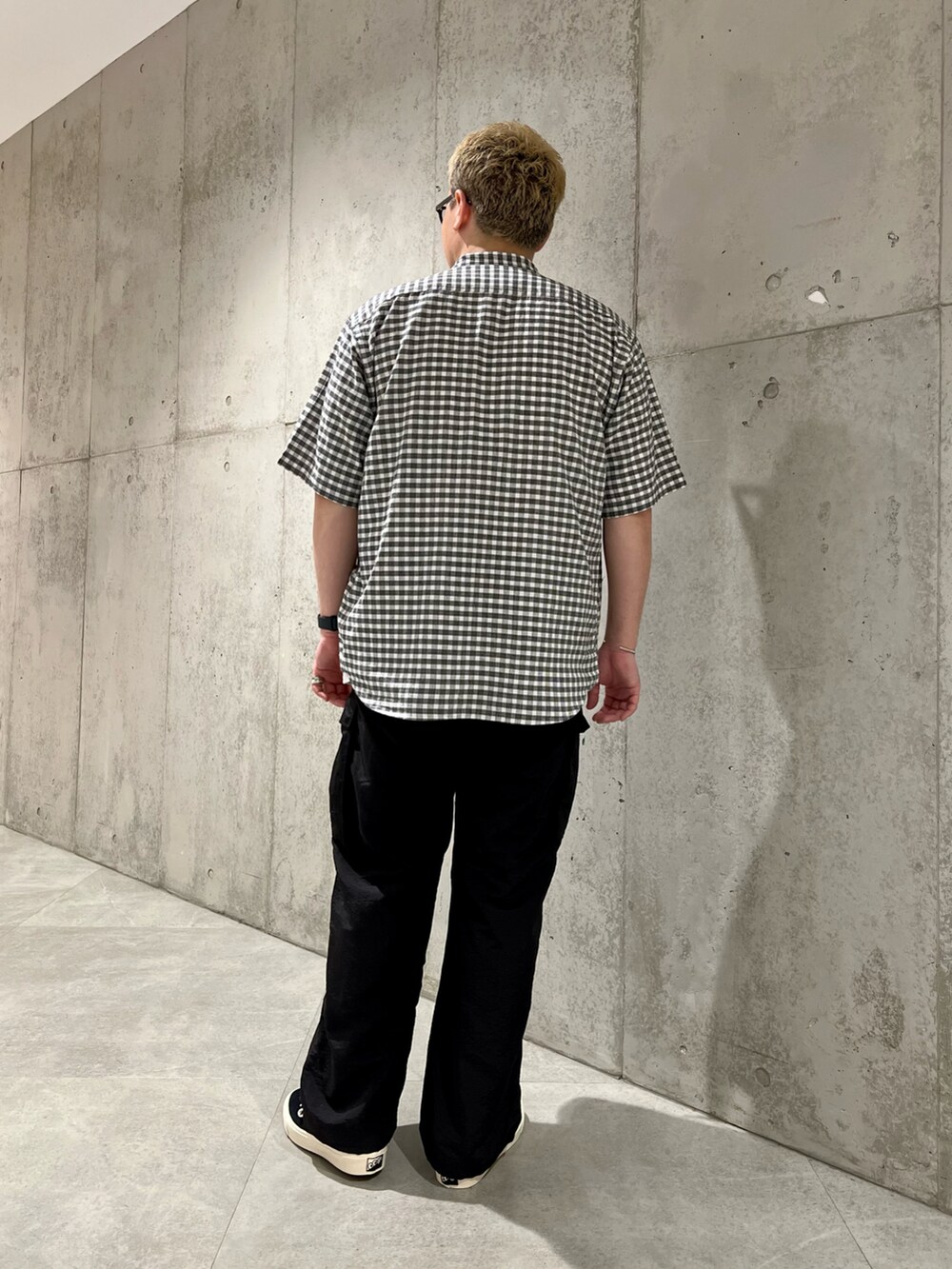 その他のシャツ/ブラウス、ホワイト系のTシャツ/カットソー、ブラック系のその他パンツを着用したメンズの春コーディネートの5枚目の写真