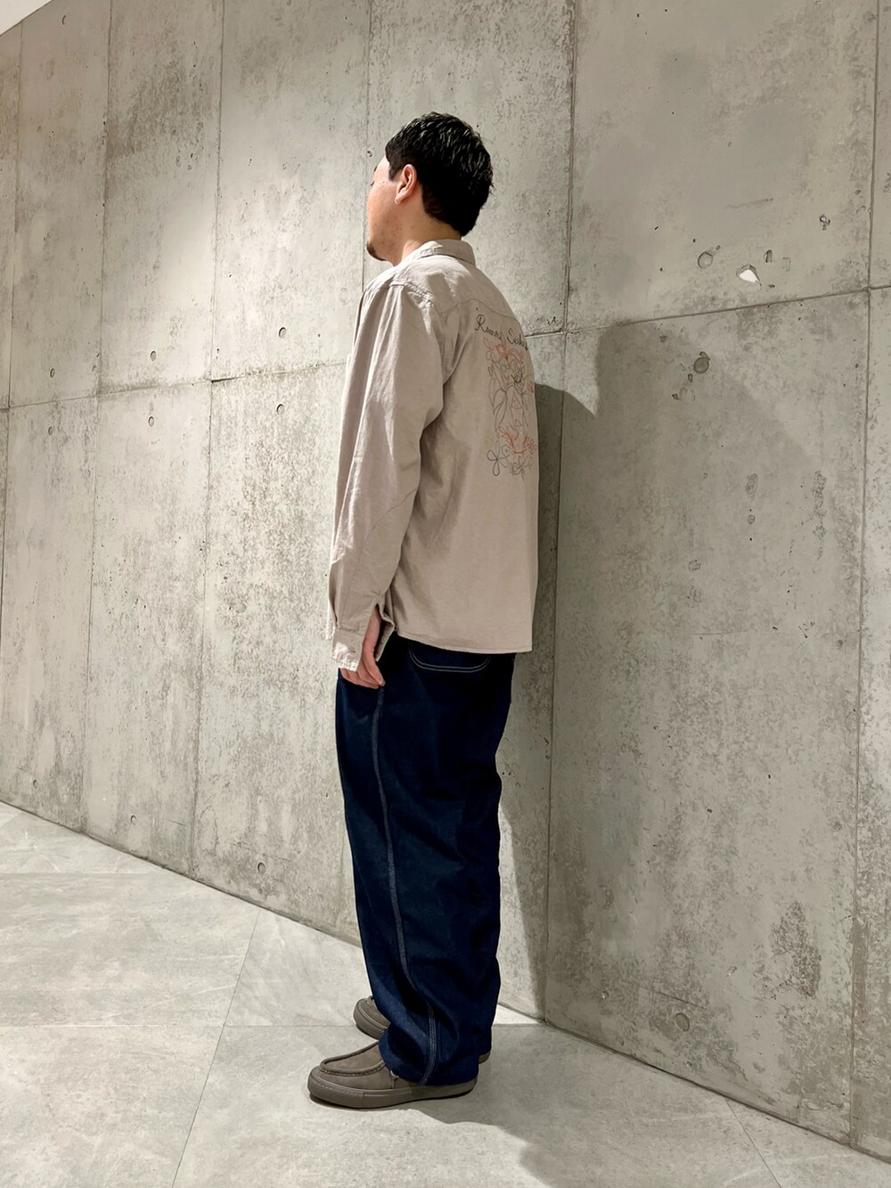 ブラウン系のシャツ/ブラウス、ブルー系のデニムパンツ、ベージュ系のスニーカーを着用したメンズの春コーディネートの4枚目の写真