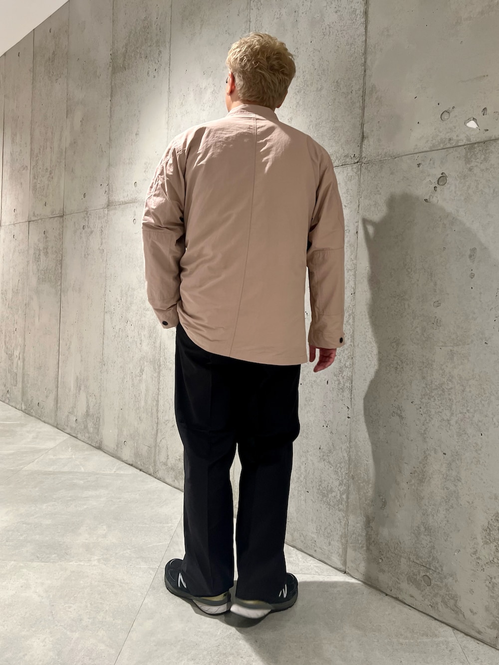 ピンク系のその他アウター、ブラック系のスニーカー、ホワイト系のTシャツ/カットソーを着用したメンズの秋コーディネートの4枚目の写真