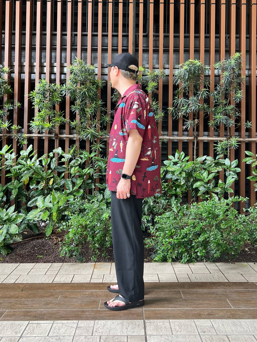 ホワイト系のTシャツ/カットソー、ブラック系のサンダル、ブラック系のその他パンツを着用したメンズの春コーディネートの3枚目の写真