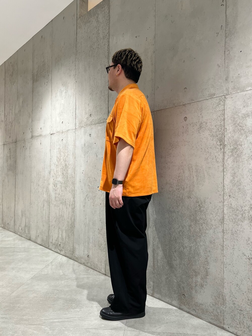 ホワイト系のTシャツ/カットソー、オレンジ系のシャツ/ブラウス、ブラック系のその他パンツを着用したメンズの春コーディネートの2枚目の写真