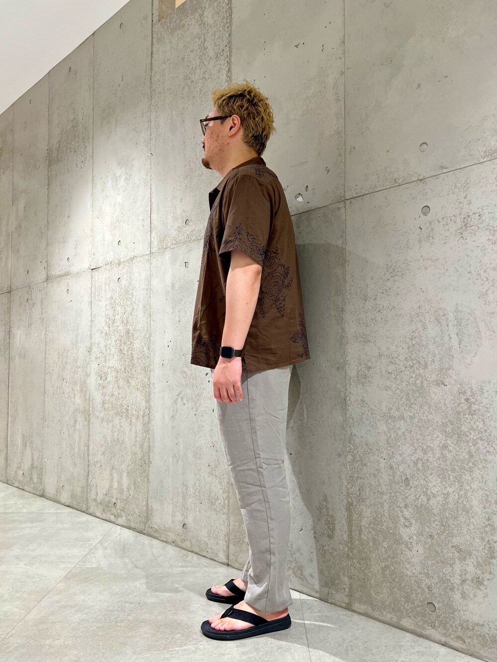 グレー系のその他パンツ、ブラック系のサンダル、ブラウン系のシャツ/ブラウスを着用したメンズの夏コーディネートの2枚目の写真