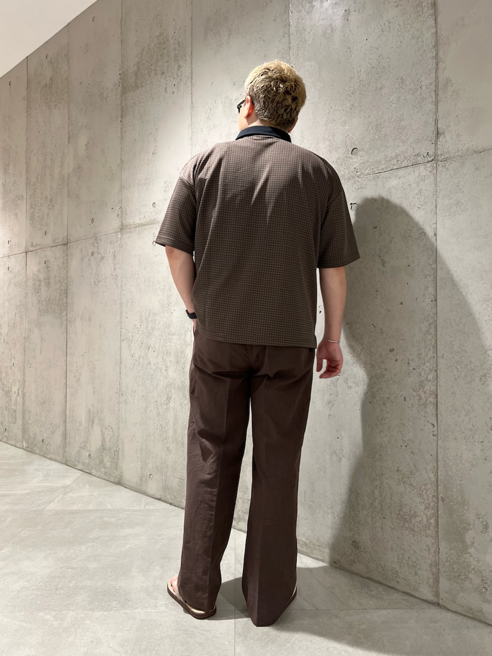 ブラウン系のその他パンツ、ベージュ系のポロシャツ、ベージュ系のサンダルを着用したメンズの春コーディネートの4枚目の写真