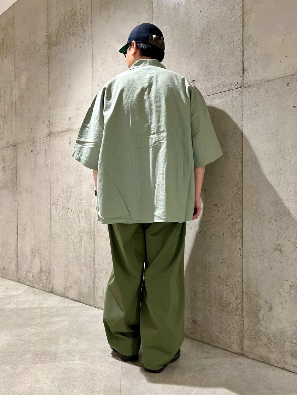 「スニーカー、ビッグシルエット、シャツスタイル、シャツ、大人カジュアル、ストリート、メガネ男子、春夏コーデ、休日スタイル、キャップ、シンプルコーデ、今日のコーデ、ootd、いいね、save、フォローお願いします🤑、おしゃれさんと繋がりたい」|「NEW ERAの『別注』New Era×Sonny Label RetroCrown 9FIFTY(キャップ、ブルー系)」を使った、Jun さん(メンズ・176cm)の春コーディネートの3枚目の写真