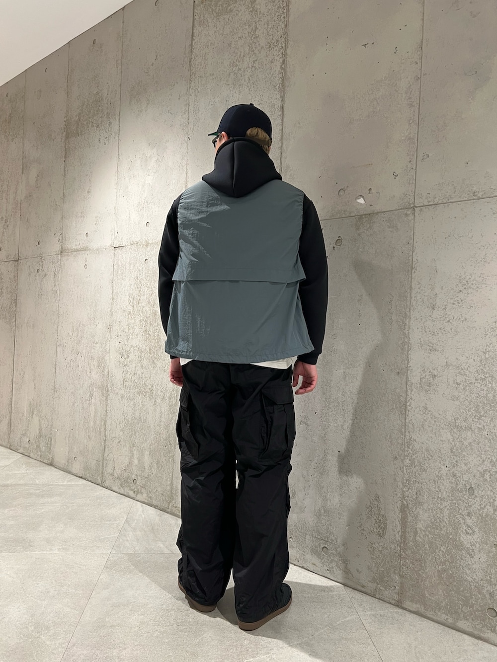 「ストリート、レイヤードスタイル、ベスト、ナイロンベスト、春色、休日スタイル、スニーカー、キャップ、メガネ男子、ビッグシルエット、春アウター、スポーツミックス、春コーデ、お出かけコーデ、シンプルコーデ」|「NEW ERAの『別注』New Era×Sonny Label RetroCrown 9FIFTY(キャップ、ブルー系)」を使った、Jun さん(メンズ・176cm)の冬コーディネートの3枚目の写真