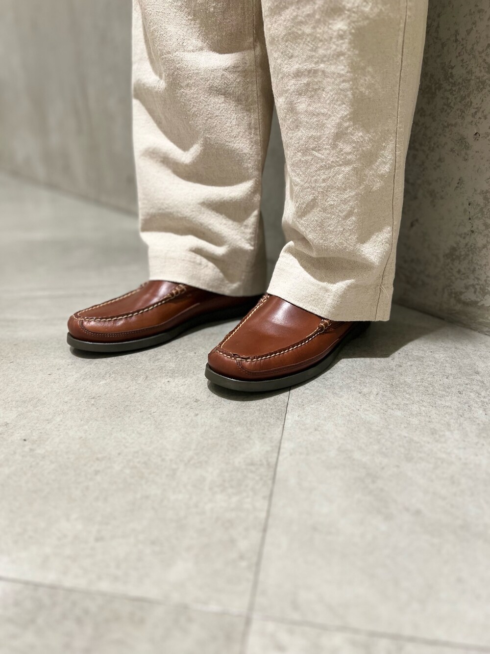 ベージュ系のポロシャツ、ベージュ系のその他パンツ、ブラウン系のその他シューズを着用したメンズの夏コーディネートの4枚目の写真