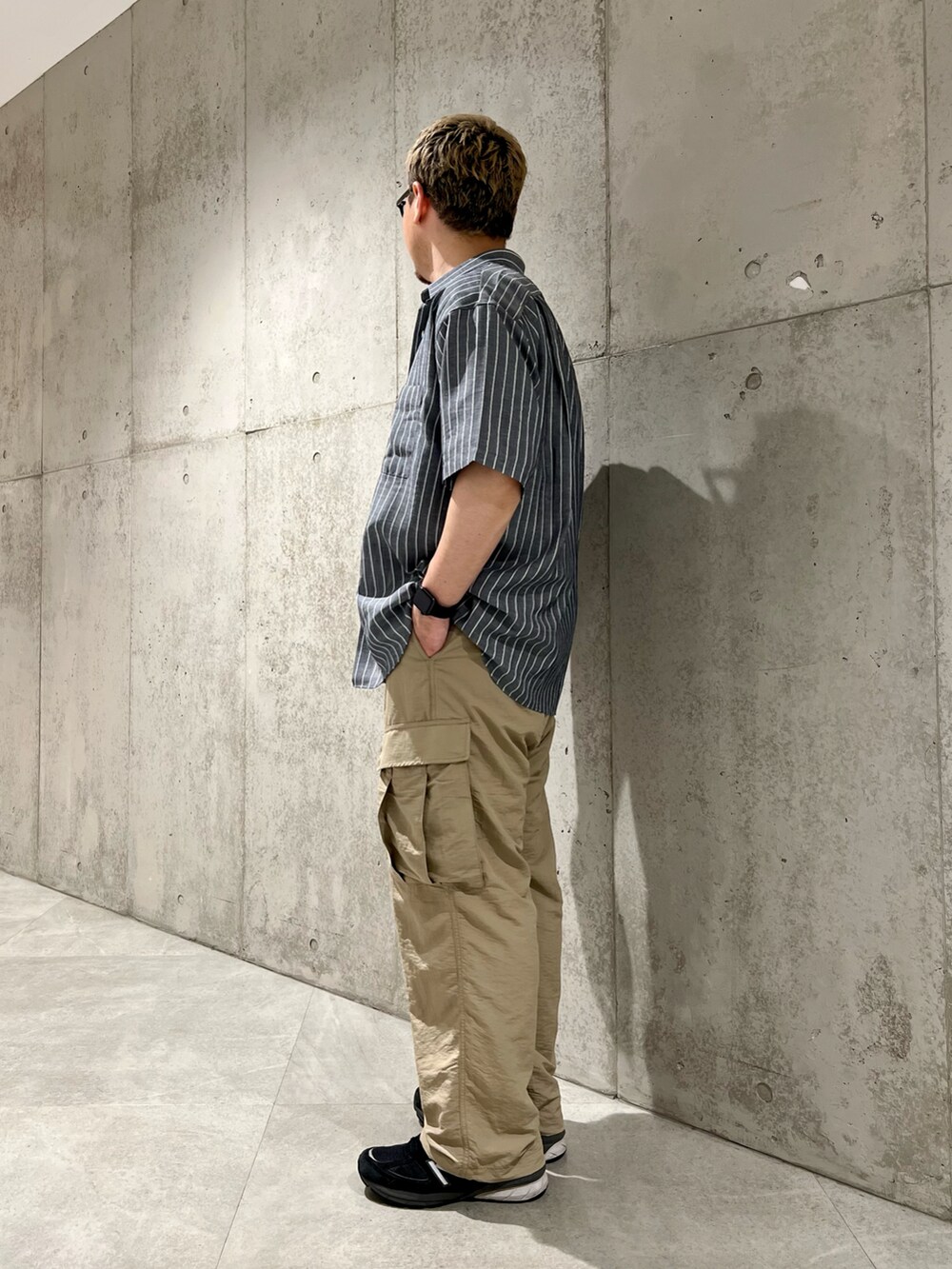 グレー系のシャツ/ブラウス、ブラック系のTシャツ/カットソー、ベージュ系のその他パンツを着用したメンズの夏コーディネートの3枚目の写真