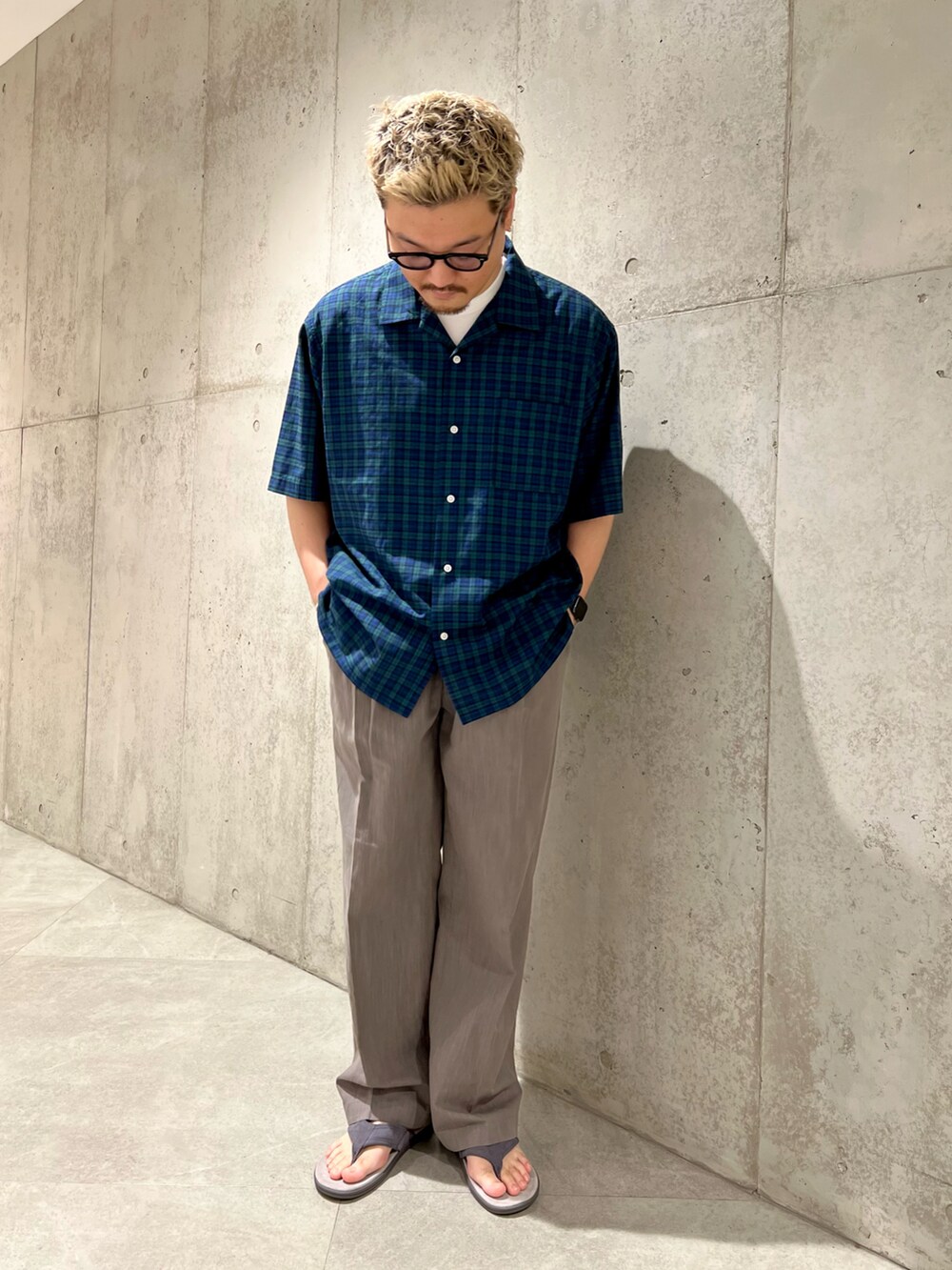 ホワイト系のTシャツ/カットソー、グレー系のその他パンツ、ブラック系のシャツ/ブラウスを着用したメンズの夏コーディネートの2枚目の写真