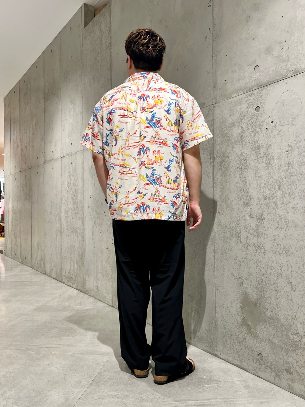 ブラック系のその他パンツ、ホワイト系のタンクトップ、ホワイト系のシャツ/ブラウスを着用したメンズの夏コーディネートの3枚目の写真