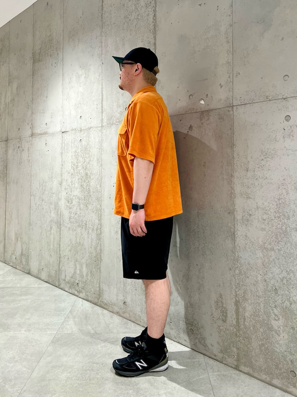 ホワイト系のタンクトップ、オレンジ系のシャツ/ブラウス、ブルー系のキャップを着用したメンズの夏コーディネートの2枚目の写真