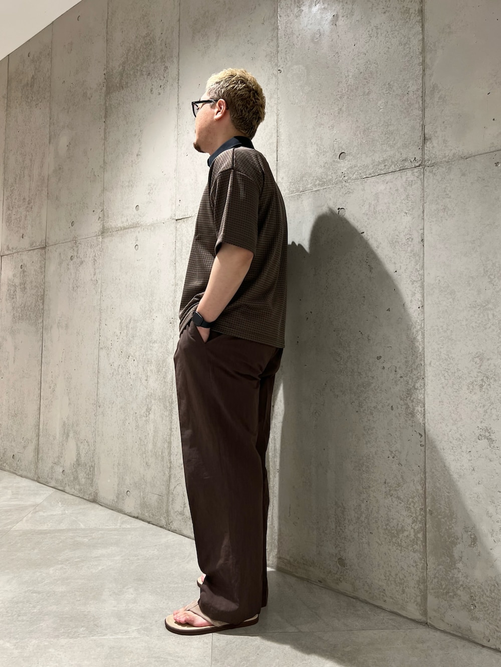 ブラウン系のその他パンツ、ベージュ系のポロシャツ、ベージュ系のサンダルを着用したメンズの春コーディネートの3枚目の写真