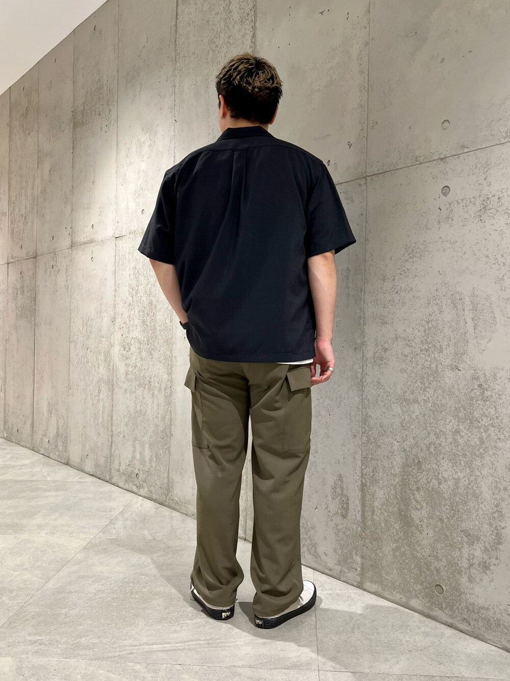 ブラック系のシャツ/ブラウス、ホワイト系のスニーカー、グリーン系のカーゴパンツを着用したメンズの夏コーディネートの5枚目の写真
