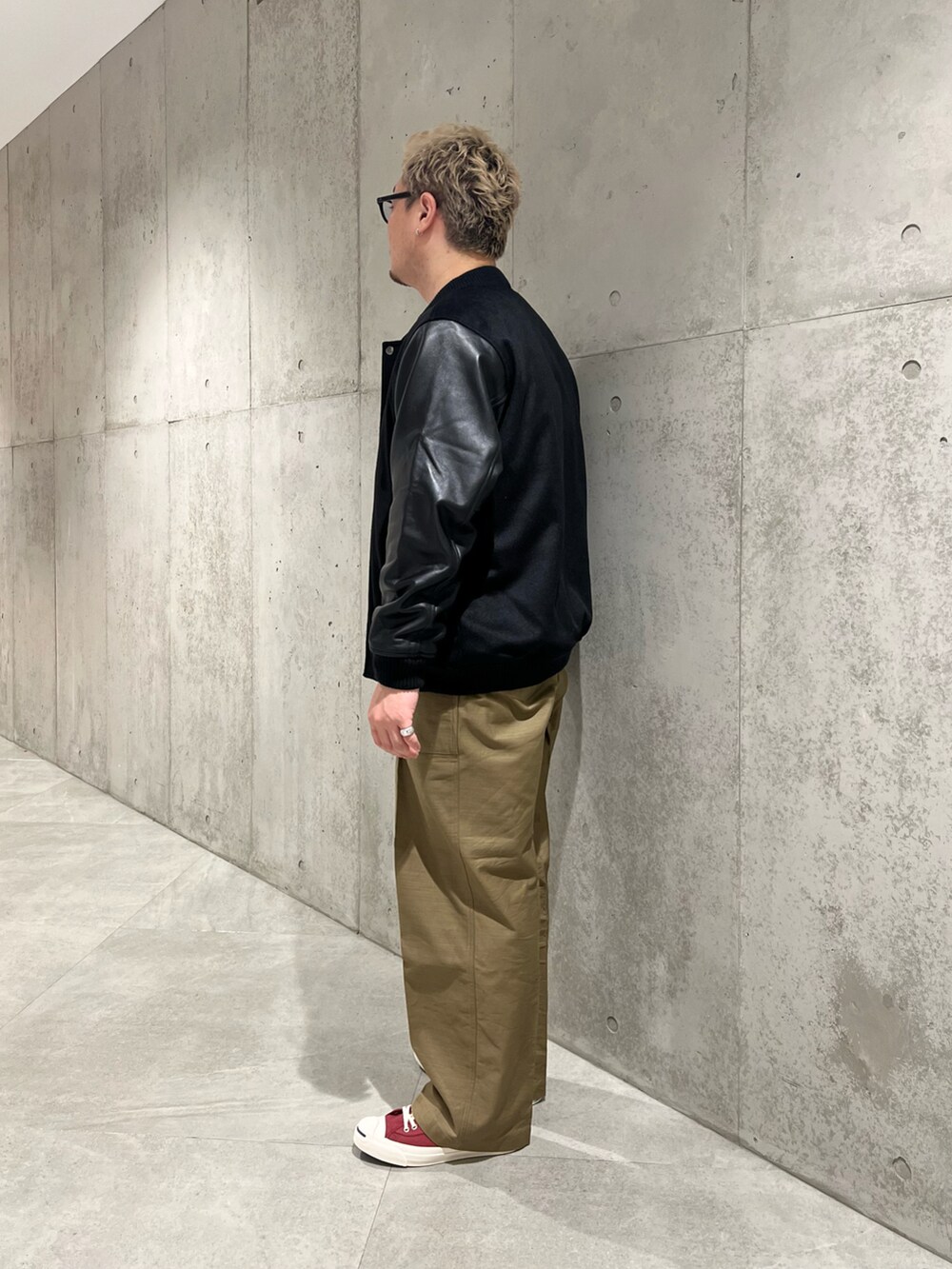 グリーン系のその他パンツ、ブラック系のTシャツ/カットソー、ブラック系のブルゾンを着用したメンズの秋コーディネートの2枚目の写真