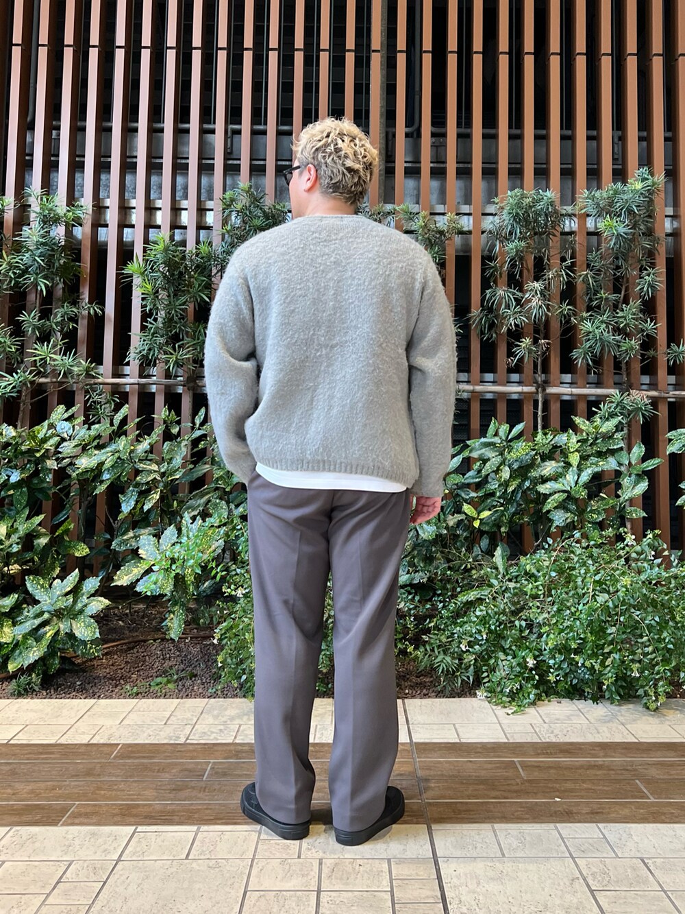 ブラック系のスニーカー、グレー系のその他パンツ、グレー系のカーディガン/ボレロを着用したメンズの秋コーディネートの3枚目の写真