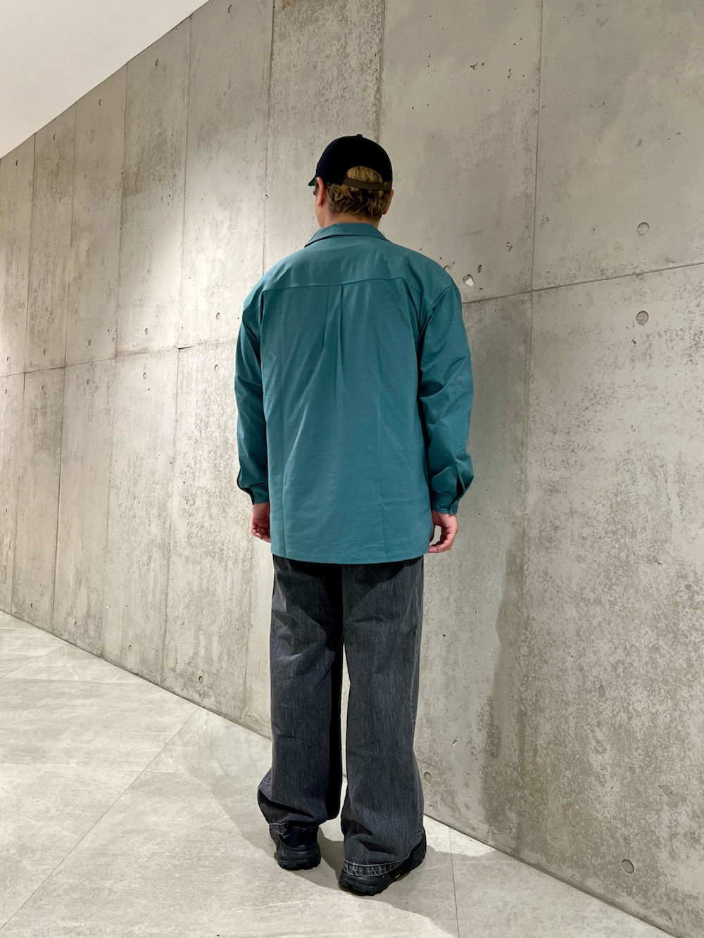 ブラック系のTシャツ/カットソー、グリーン系のシャツ/ブラウス、ブラック系のデニムパンツを着用したメンズの夏コーディネートの3枚目の写真