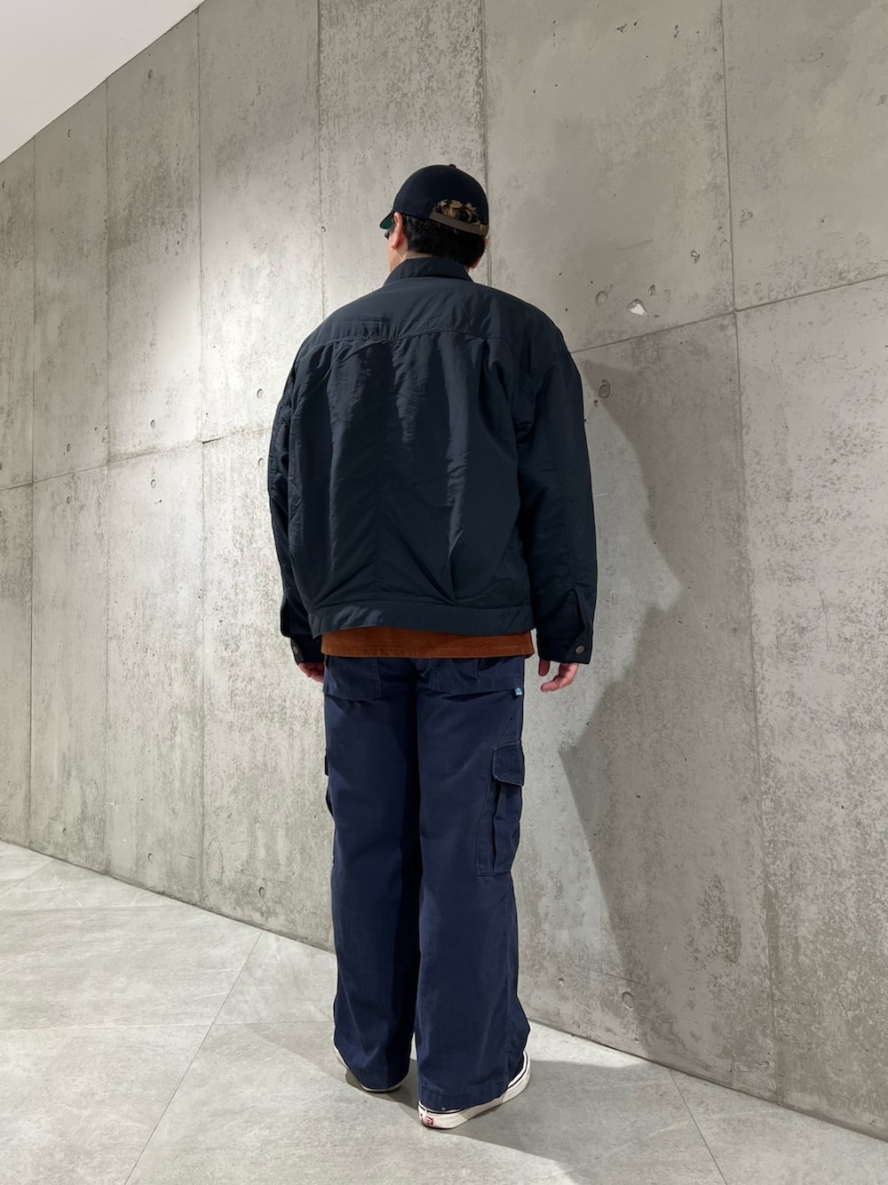 ブルー系のブルゾン、ブラウン系のシャツ/ブラウスを着用したメンズの秋コーディネートの3枚目の写真