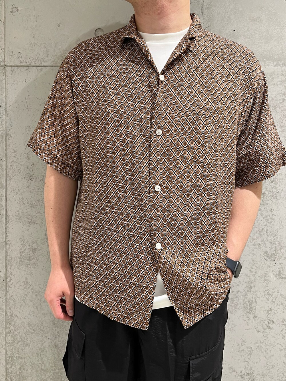 ブラック系のカーゴパンツ、ブラック系のシャツ/ブラウス、ブラック系のサンダルを着用したメンズの夏コーディネートの2枚目の写真