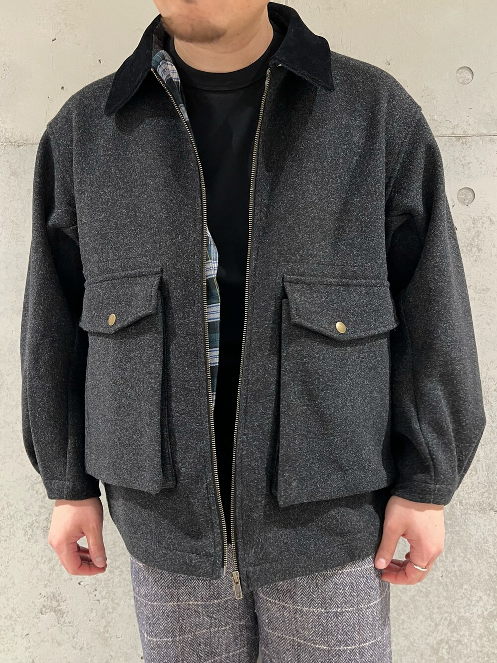 グレー系のブルゾン、ブラック系のTシャツ/カットソー、ブルー系のその他パンツを着用したメンズの秋コーディネートの4枚目の写真