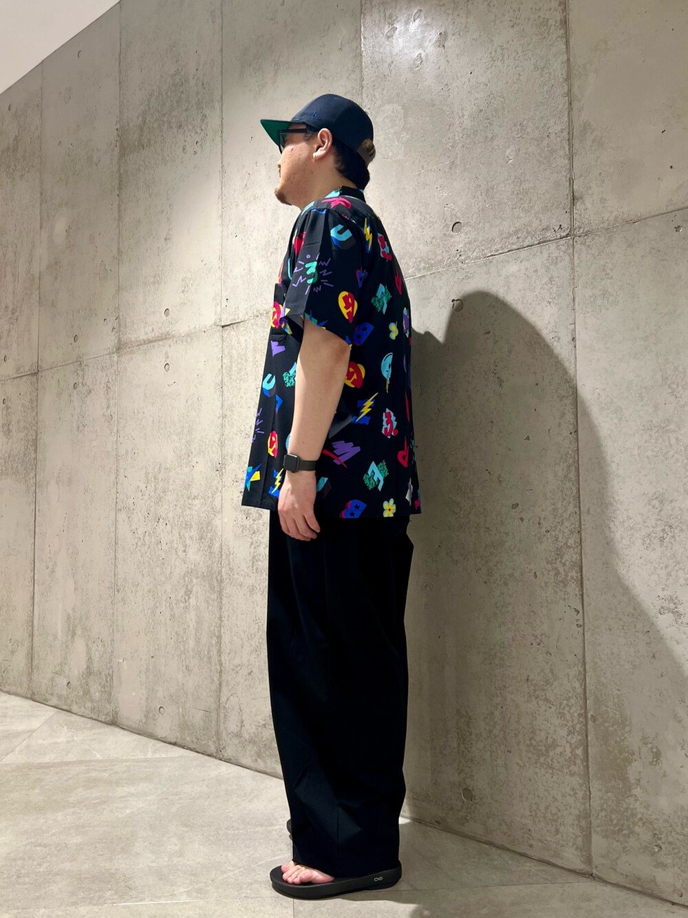 ブラック系のシャツ/ブラウス、ホワイト系のTシャツ/カットソー、ブラック系のその他パンツを着用したメンズの春コーディネートの2枚目の写真