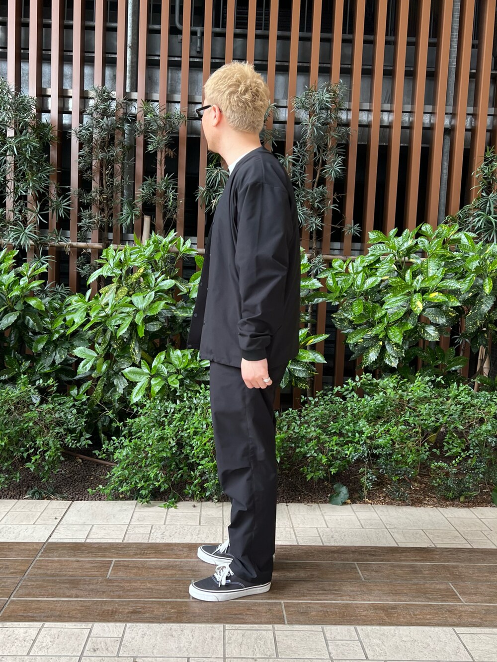 ブラック系のスニーカー、ブラック系のその他パンツ、ホワイト系のTシャツ/カットソーを着用したメンズの春コーディネートの4枚目の写真