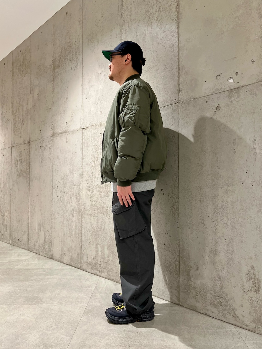 グリーン系のMA-1、グレー系のスウェット、グレー系のその他パンツを着用したメンズの秋コーディネートの2枚目の写真