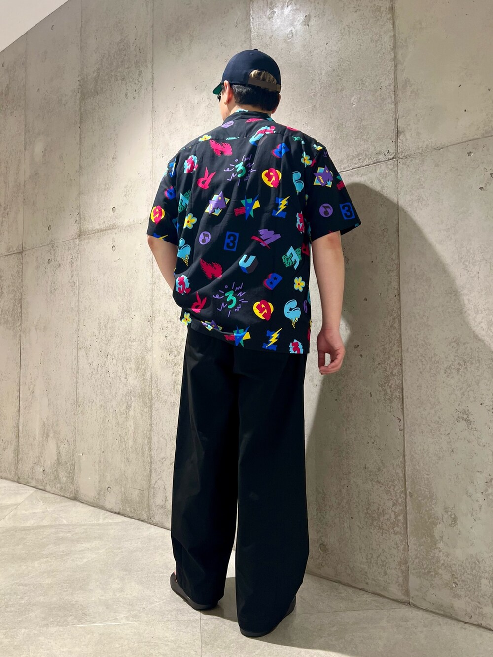 ブラック系のシャツ/ブラウス、ホワイト系のTシャツ/カットソー、ブラック系のその他パンツを着用したメンズの春コーディネートの3枚目の写真