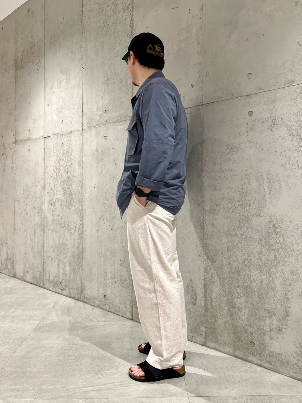 ホワイト系のTシャツ/カットソー、ブラック系のサンダル、グレー系のその他アウターを着用したメンズの秋コーディネートの3枚目の写真