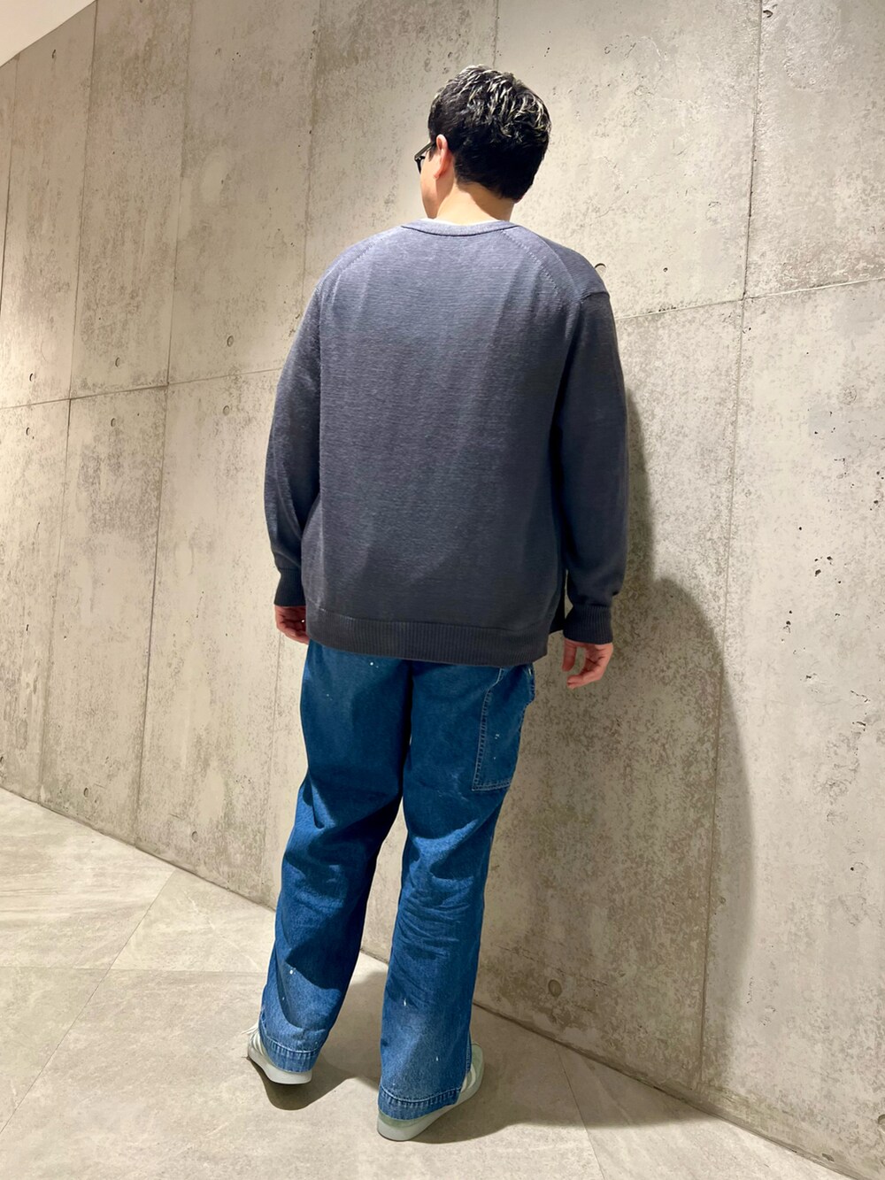 ブルー系のデニムパンツ、ホワイト系のTシャツ/カットソー、グレー系のカーディガン/ボレロを着用したメンズの春コーディネートの5枚目の写真