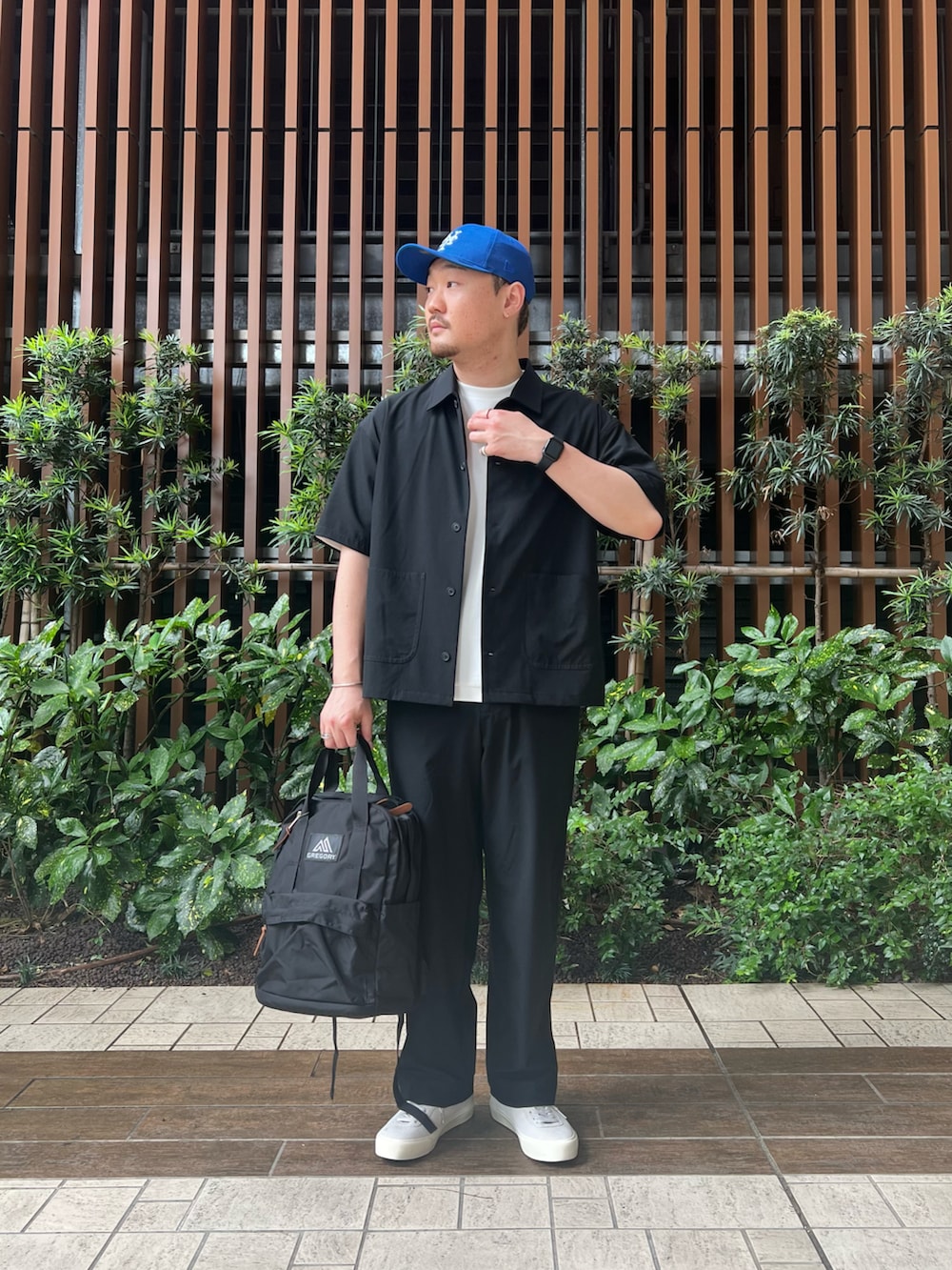 ホワイト系のTシャツ/カットソー、ブラック系のその他パンツ、ブラック系のシャツ/ブラウスを着用したメンズの夏コーディネートの2枚目の写真