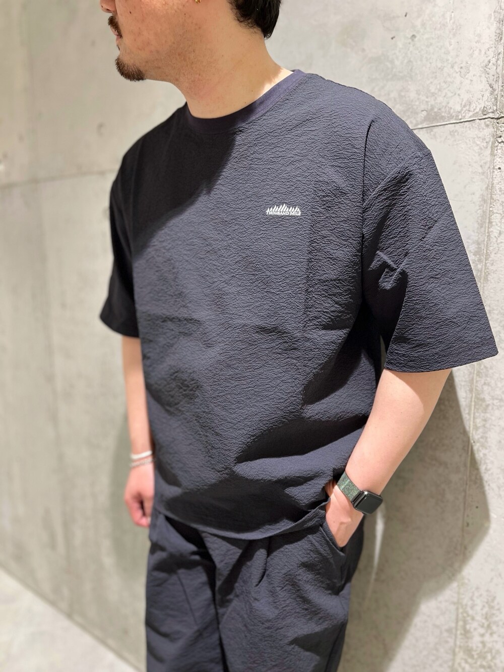 「モノトーン、雨の日コーデ、メガネ男子、キャップ、ストリート、セットアップ、大人カジュアル、休日スタイル、お出かけコーデ、夏コーデ、ootd、スニーカー、いいね、save、フォローお願いします🤑、ゆるコーデ、カジュアルコーデ」|「NEW ERAの『別注』New Era×Sonny Label RetroCrown 9FIFTY(キャップ、ブルー系)」を使った、Jun さん(メンズ・176cm)の夏コーディネートの4枚目の写真