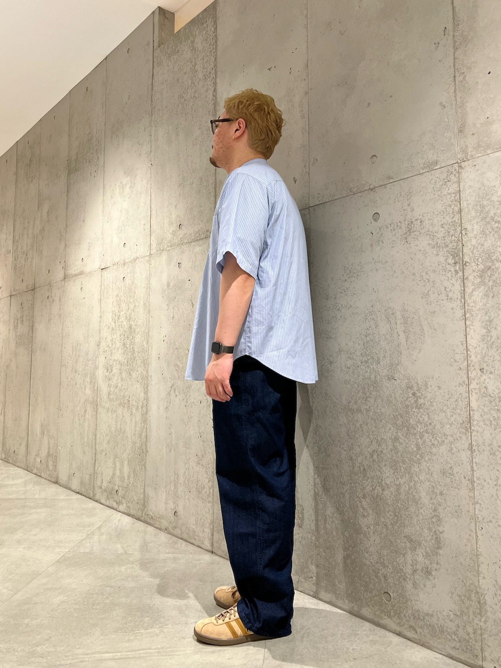 ブルー系のシャツ/ブラウス、ブルー系のデニムパンツ、ベージュ系のスニーカーを着用したメンズの夏コーディネートの2枚目の写真