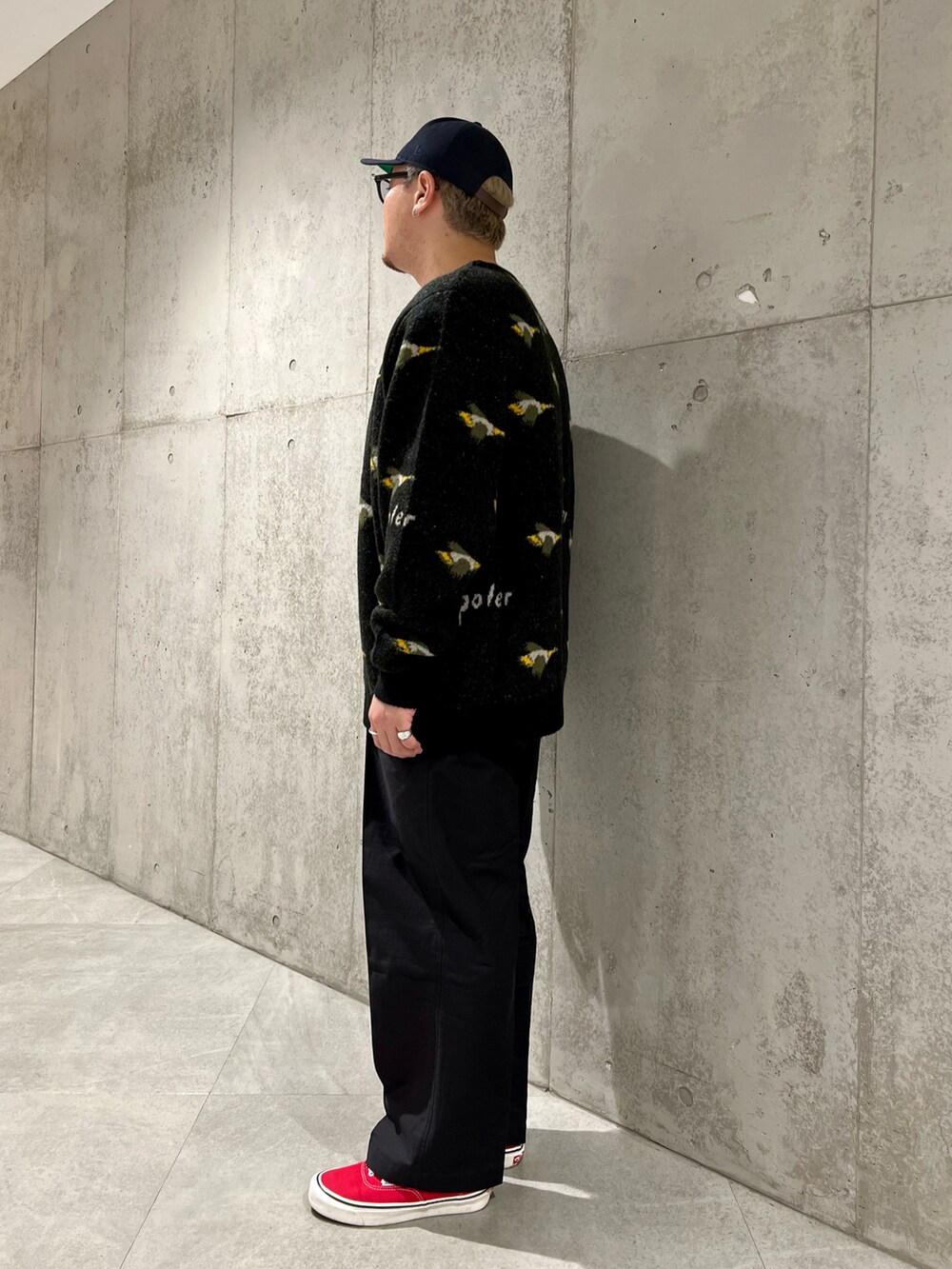 ブラック系のカーディガン/ボレロ、レッド系のスニーカー、ブラック系のその他パンツを着用したメンズの秋コーディネートの2枚目の写真