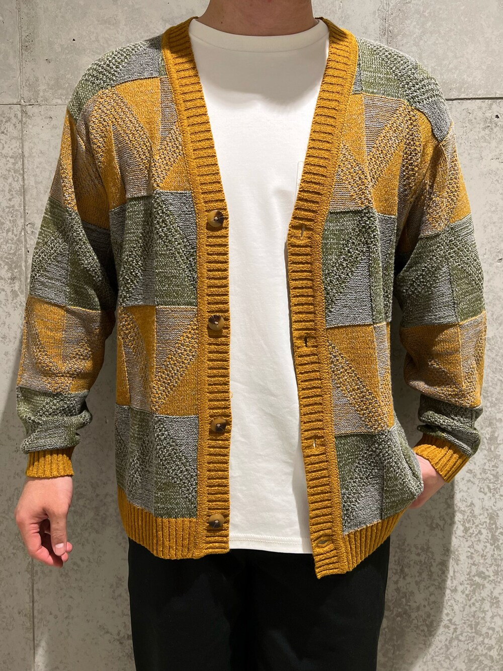 ホワイト系のTシャツ/カットソー、ブラック系のチノパンツ、イエロー系のカーディガン/ボレロを着用したメンズの夏コーディネートの2枚目の写真