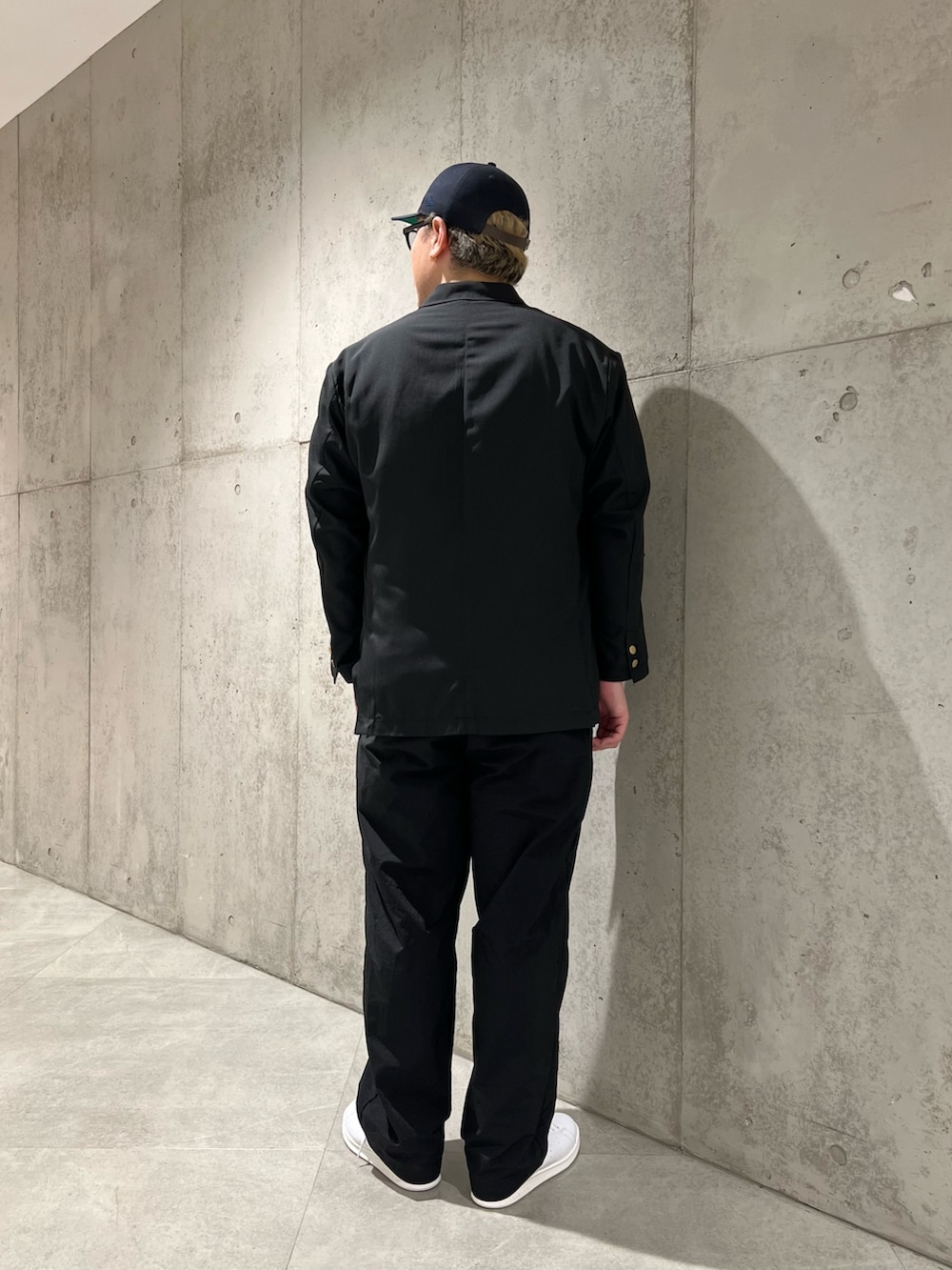 ホワイト系のTシャツ/カットソー、ブラック系のその他アウター、ブラック系のパンツを着用したメンズの春コーディネートの3枚目の写真