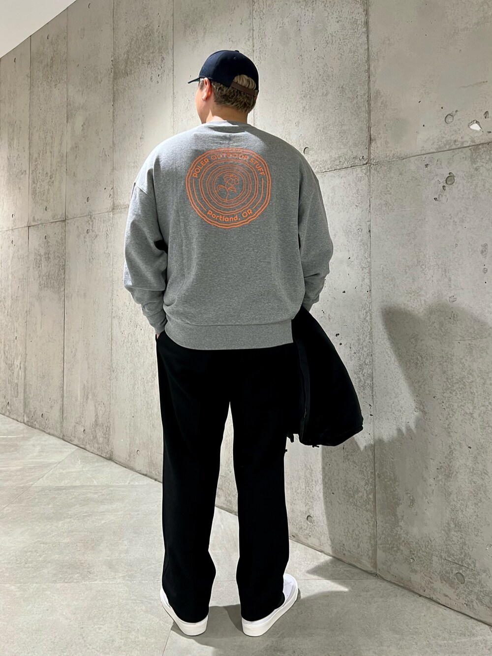 ブラック系のダウンベスト、グレー系のスウェット、ブラック系のその他パンツを着用したメンズの秋コーディネートの5枚目の写真