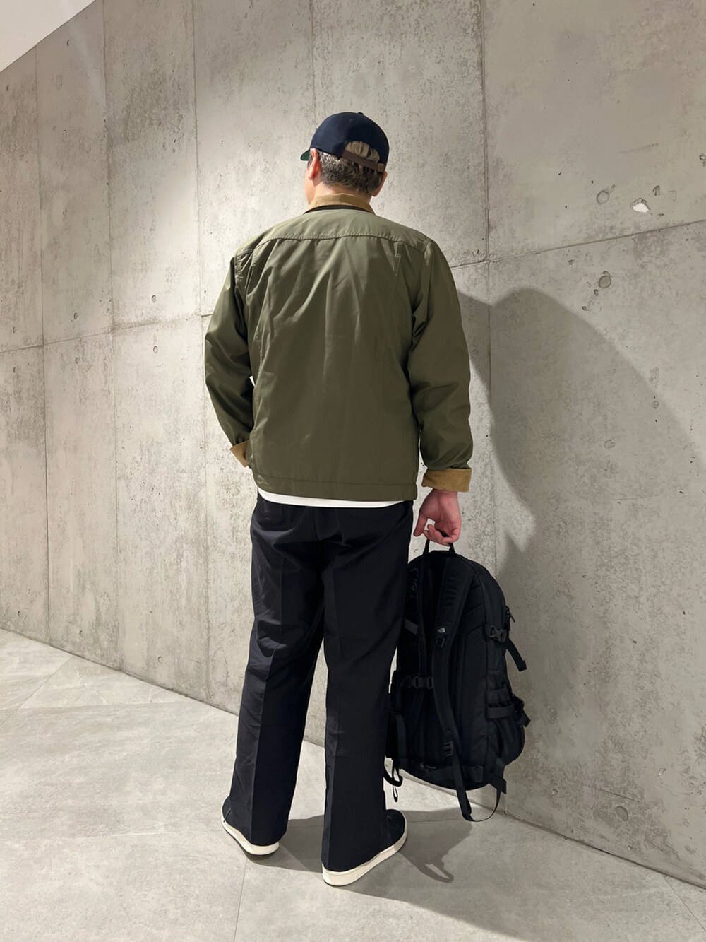 ブラック系のその他アウター、ホワイト系のTシャツ/カットソー、ブラック系のその他パンツを着用したメンズの秋コーディネートの3枚目の写真