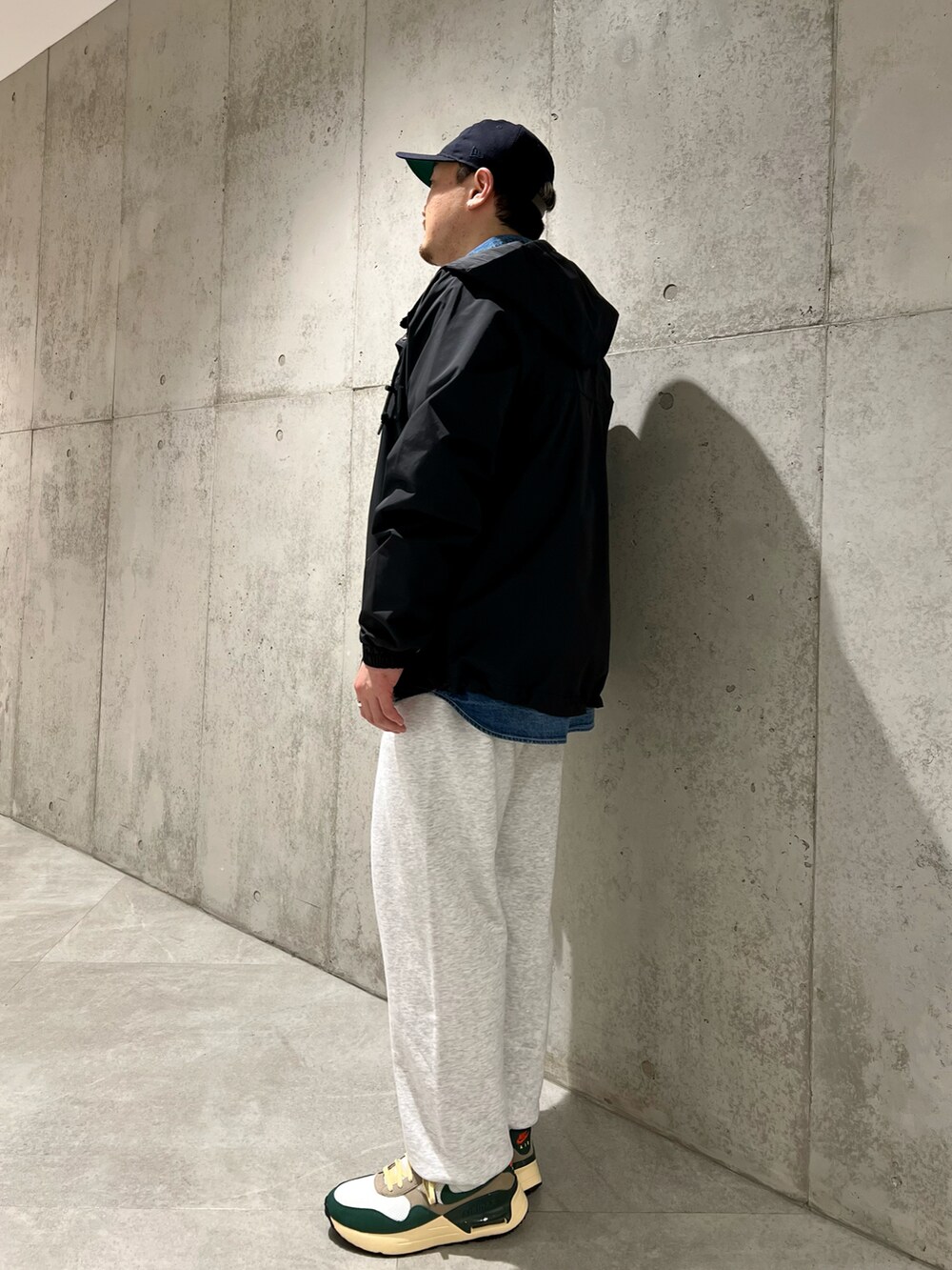 ブラック系のマウンテンパーカー、ブルー系のシャツ/ブラウス、グレー系のスウェットパンツを着用したメンズの春コーディネートの4枚目の写真